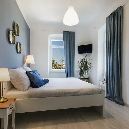 *** Lounge Terrace With The Harbour View / Centre ***