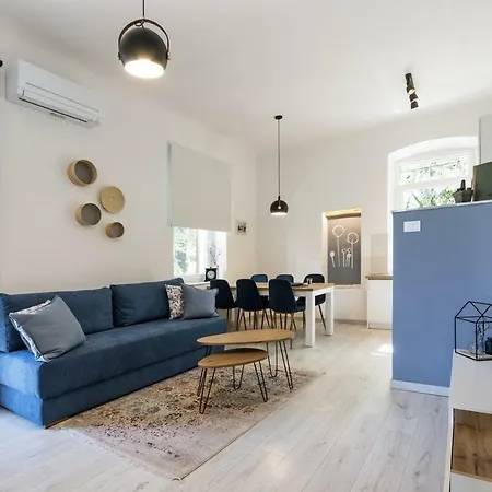 *** Lounge Terrace With The Harbour View / Centre ***